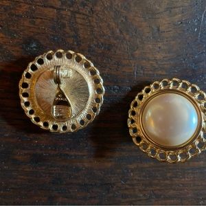 50% off sale 💝 💫✨💫Vintage 1980s Monet metal gold and faux pearl clip earrings